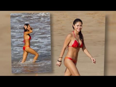 VIDEO : Arianny Celeste Shows Off Bikini Body and Engagement Ring