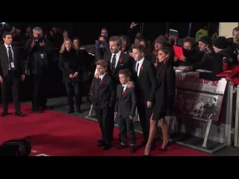 VIDEO : David Beckham est accompagné par Victoria et leurs garçons à la première de Class of 92