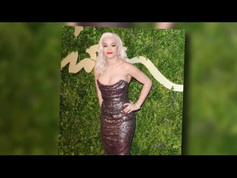 VIDEO : Rita Ora enfoca el glamur viejo de Hollywood al anunciar su  rol en 50 Shades