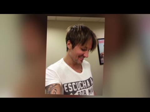 VIDEO : Keith Urban Cuts His Hair Short