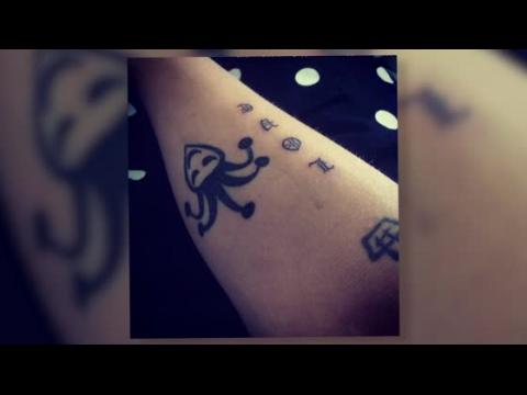 VIDEO : Justin Bieber Shows Off New Love Tattoo