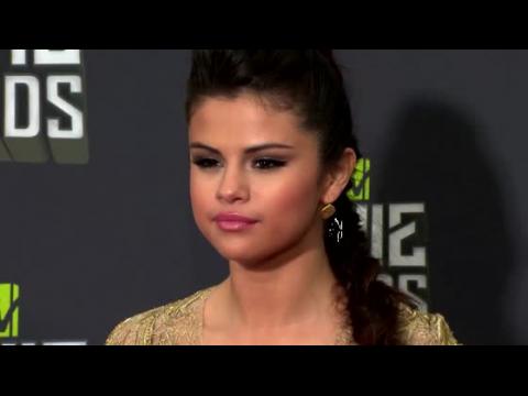 VIDEO : Alleged Trespasser Arrested Outside Selena Gomez's Home