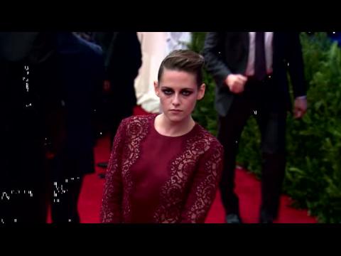 VIDEO : Kristen Stewart Admits to Never Removing Her Eyeliner