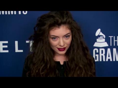 VIDEO : Lorde remporte le titre de la chanson de l'anne aux Grammys