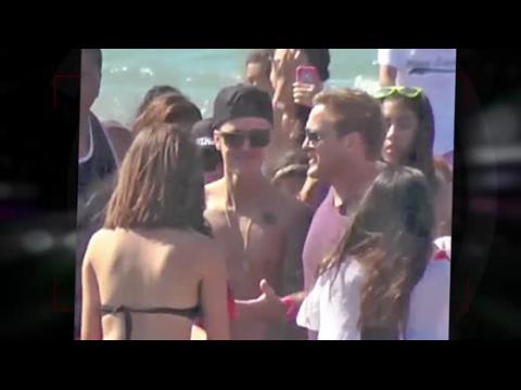 VIDEO : Justin Bieber Mobbed by Tidal Wave of Girls During Panama Escape