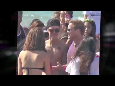 VIDEO : Justin Bieber entour par une vague de fans pendant son escapade au Panama
