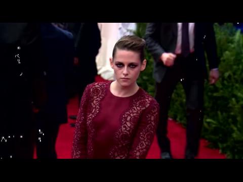 VIDEO : Kristen Stewart admite que nunca se remueve el maquillaje de sus ojos
