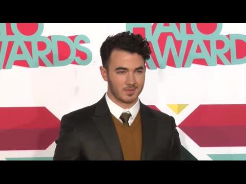 VIDEO : Kevin Jonas ofreci� tickets para el Super Bowl y su casa para la renta por $20,000 d�lares