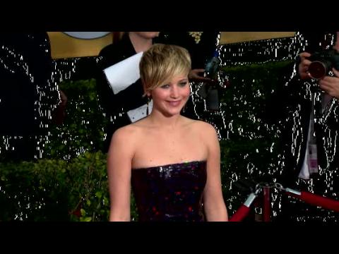 VIDEO : Jennifer Lawrence Got Dorito Stains on 'American Hustle' Gowns