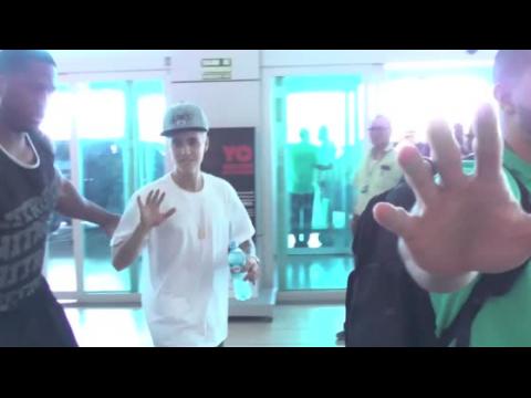 VIDEO : Justin Bieber Returns to the U.S. After Panamanian Adventures