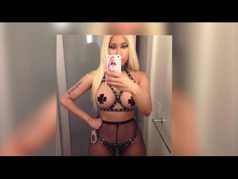 VIDEO : Nicki Minaj Posts Almost Naked Halloween Selfie