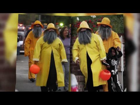 VIDEO : Sandra Bullock and Melissa McCarthy Lead the Trick or Treating Celebs on Halloween
