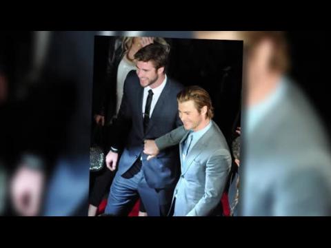 VIDEO : Chris Hemsworth Jokingly Pushes Brother Liam at Thor Premiere