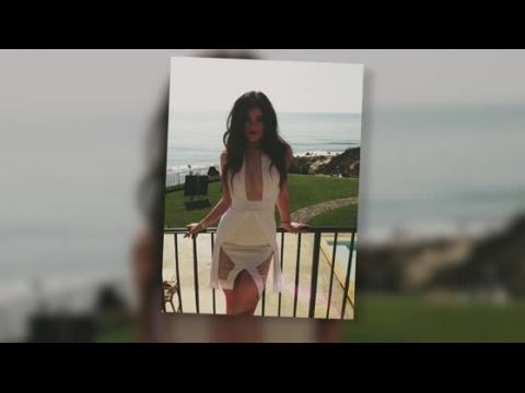 VIDEO : Kylie Jenner Sports a Revealing Dress on Kardashian Photo Shoot