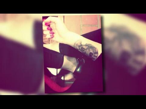 VIDEO : Miley Cyrus Shows Off Her New Grandmother Tattoo