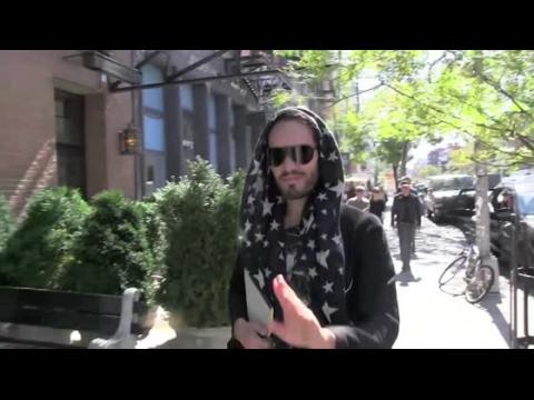 VIDEO : Russell Brand Reveals He's in New Relationship