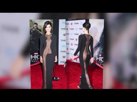 VIDEO : Jaimie Alexander en un vestido con transparencias