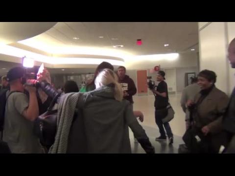 VIDEO : Kristen Bell Hits Photographer in LAX
