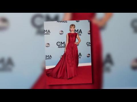 VIDEO : Taylor Swift se vio roja-ardiente en los Premios CMA