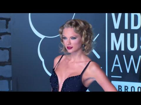 VIDEO : Taylor Swift Is Nervous To Perform For Royal Family