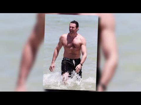 VIDEO : Hugh Jackman enlve son t-shirt pour aller nager en Australie