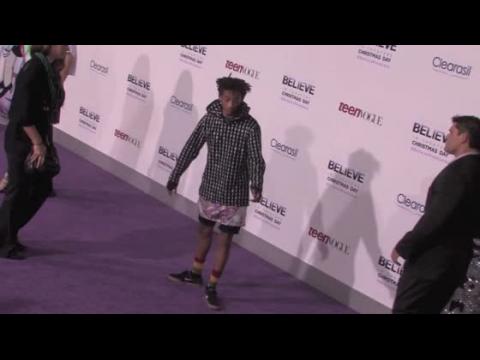 VIDEO : Is Jaden Smith Wearing a Skirt to a Movie Premiere?