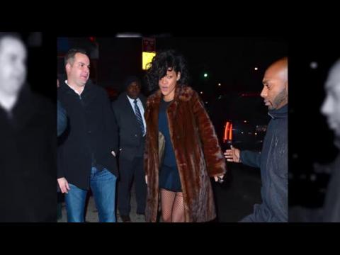 VIDEO : Rihanna sale de noche en un vestido azul trasparente
