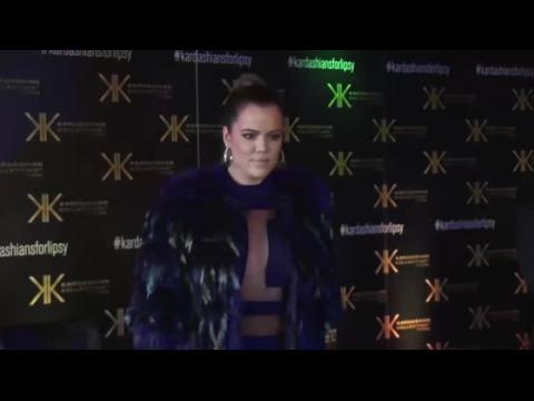 VIDEO : Khloe Kardashian porte un top transparent pendant une rception  Londres