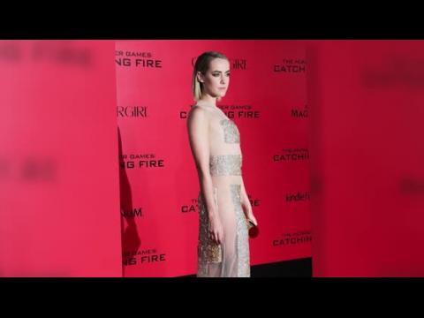 VIDEO : Jena Malone Skips Bra and Underwear on Red Carpet