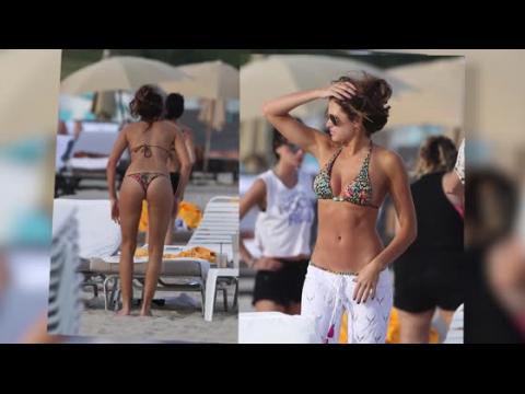 VIDEO : Kelly Kelly se ve hermosa en la playa de Miami