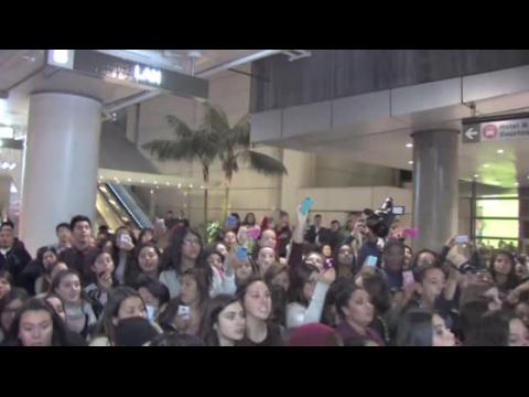 VIDEO : Hundreds Descend on LAX for One Direction Arrival