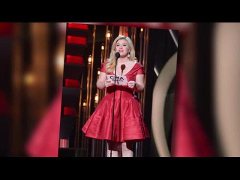 VIDEO : Kelly Clarkson Announces She Is Pregnant With Her First Baby