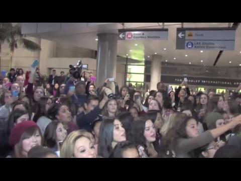 VIDEO : Cientos de fanes llegan a LAX por la llegada de One Direction