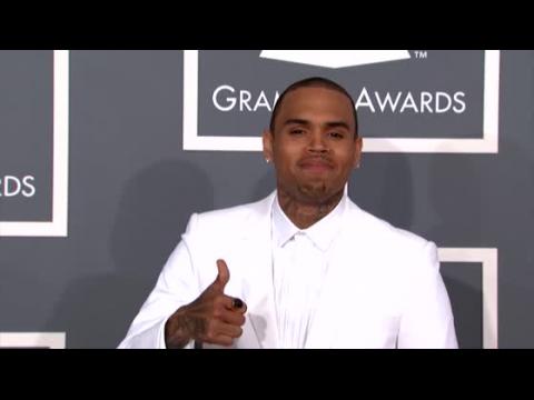 VIDEO : A Chris Brown se le ordena regresar a rehabilitacin luego de tirar una  roca