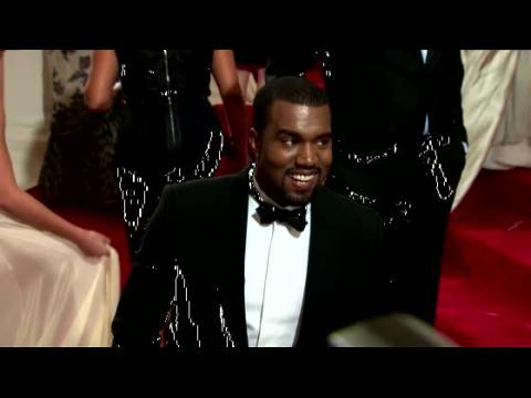 VIDEO : Kanye West sale disgustado en medio de un concierto
