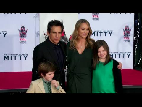 VIDEO : Ben Stiller es honrado por Tom Cruise en ceremonia de huellas de manos y pies