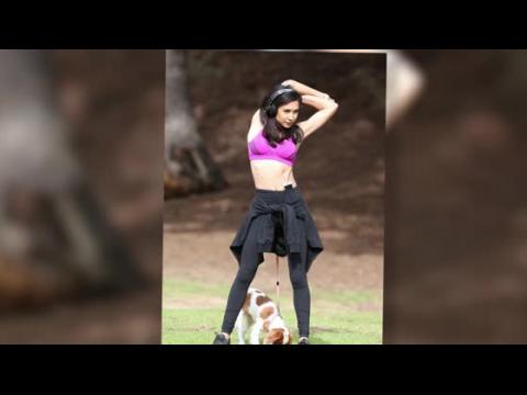 VIDEO : Glee's Naya Rivera Rocks a Sports Bra and Yoga Pants in the Park