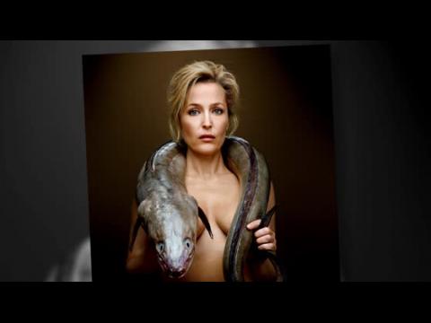VIDEO : Gillian Anderson Poses Topless With An Eel