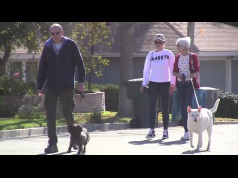 VIDEO : Amanda Bynes promne ses chiens avec ses parents aprs sa cure