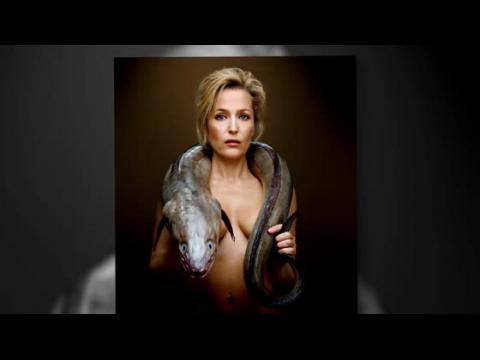 VIDEO : Gillian Anderson posa en topless con una anguila