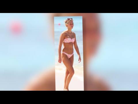 VIDEO : Erin Heatherton  la plage  la Barbade