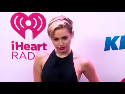 VIDEO : Miley Cyrus nie les affirmations de Joe Jonas