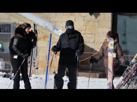 VIDEO : Kim and Kourtney Kardashian Hit the Ski Slopes