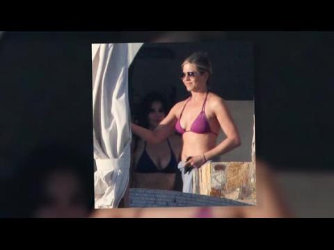 VIDEO : Jennifer Aniston y Courteney Cox muestran sus cuerpos de biquini en Mxico