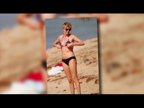 VIDEO : Charlize Theron deslumbra en la playa de Hawaii