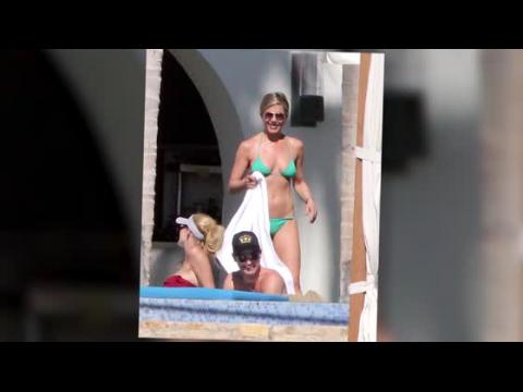 VIDEO : Jennifer Aniston prend un bain de soleil avec Courteney Cox