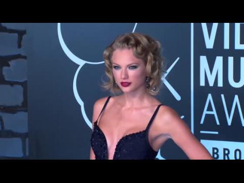 VIDEO : Taylor Swift causa indignacin luego de construir una muralla