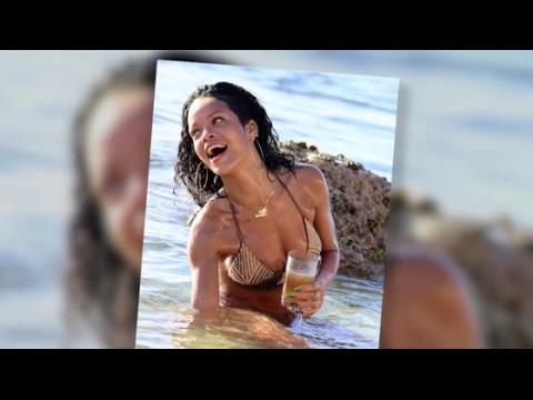 VIDEO : Rihanna se relaja con una bebida en la playa de Barbados