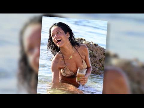 VIDEO : Rihanna Relaxes With A Drink On The Beach In Barbados