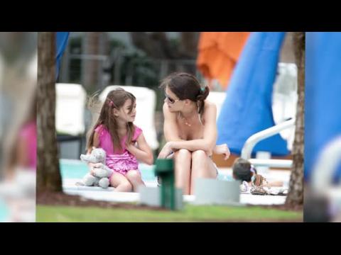 VIDEO : Katie Holmes Flaunts Her Bikini Body Sunbathing With Suri Cruise